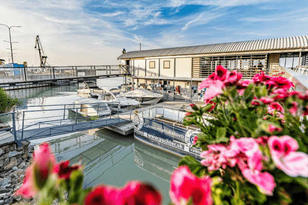 YACHTER CLUB Modrá Čajka